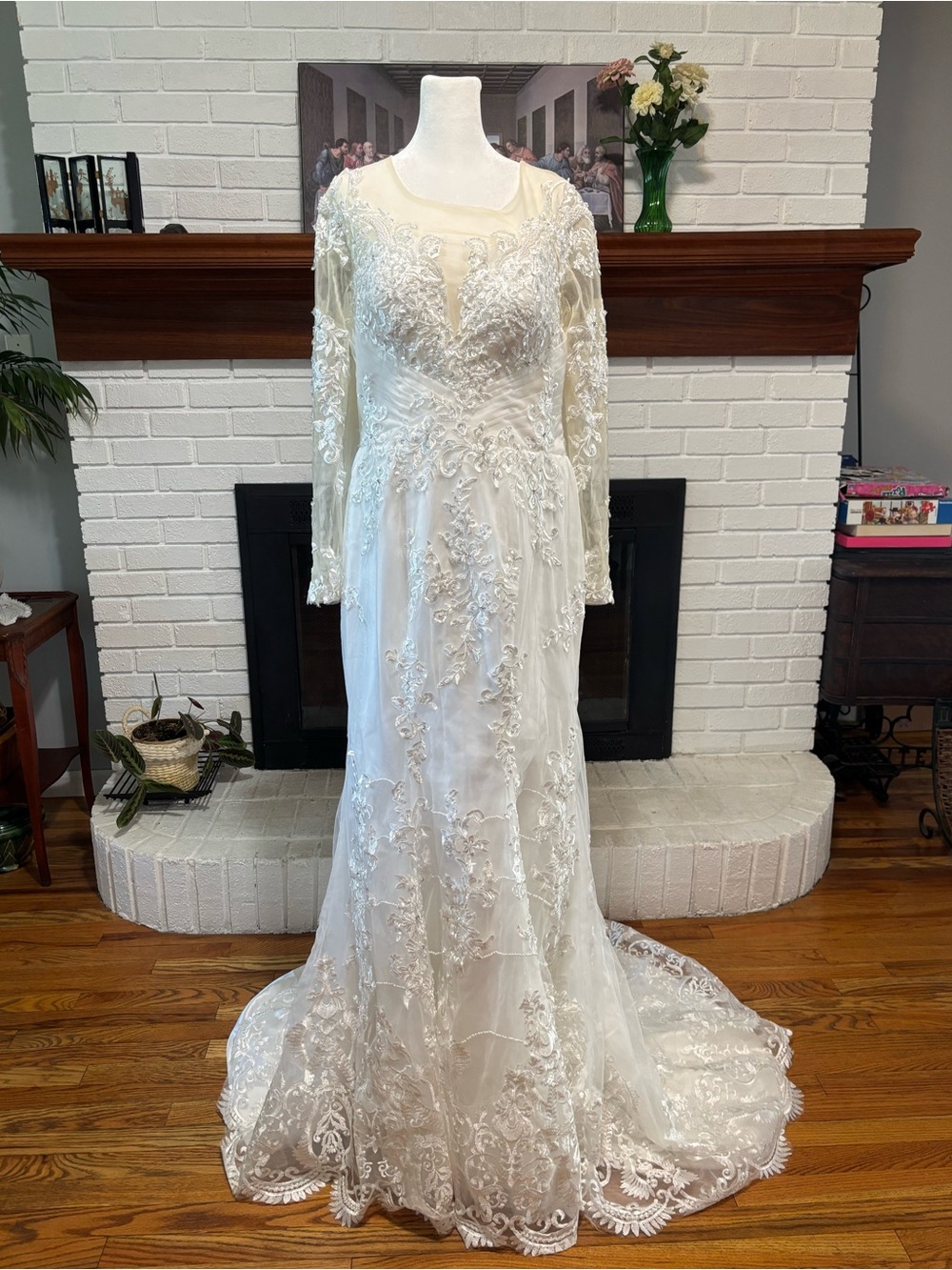 Elegant White Lace Long-Sleeve Wedding Dress
